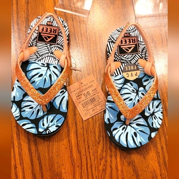Little kids size 5/6 Reef Little stargazer print flip flops. - Picture 3 of 6